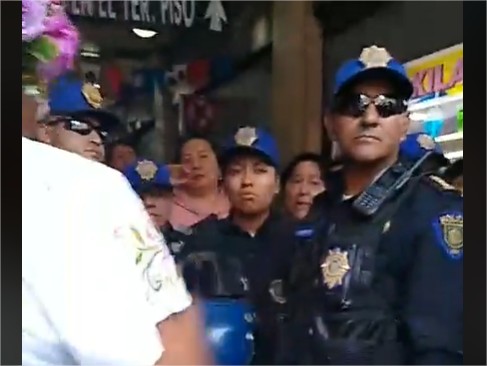 La rata vestida de azul se quiere llevar a Lady tacos de canasta