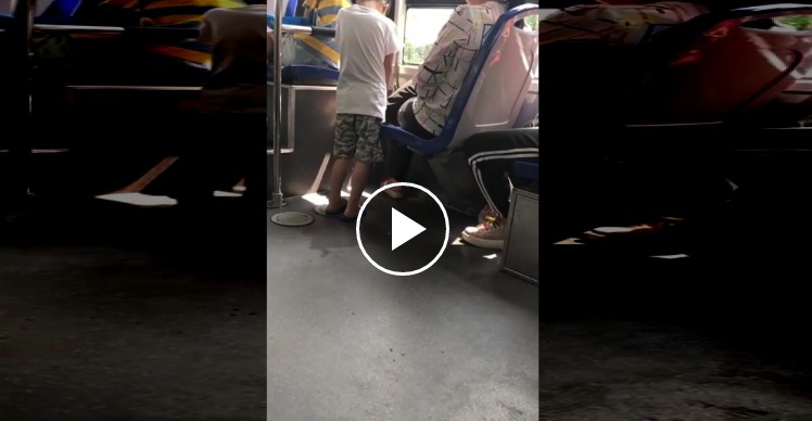 VIDEO | Madre deja a su hijo orinar en un autobús frente a otros pasajeros