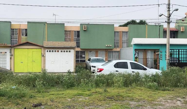 Catean domicilio en Tecámac; encuentran armas, drogas y centenarios