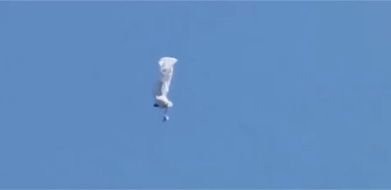 VIDEO | Paracaidista lucha por su vida mientras cae desde el cielo