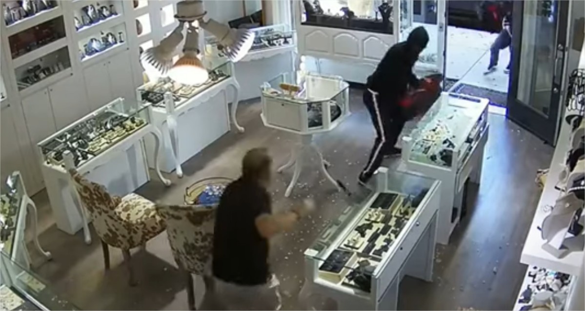 VIDEO | Dueño de joyería se lanza sobre un ladrón que ingresa a su local