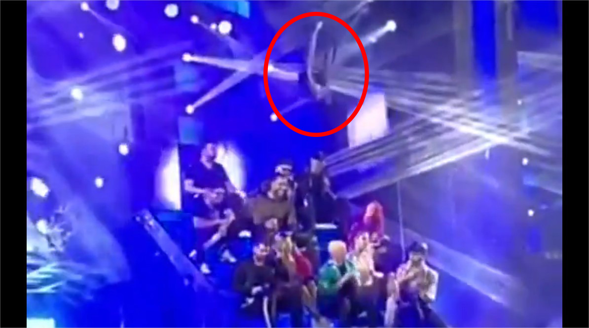 Bailarina aérea se cae durante un concierto en España