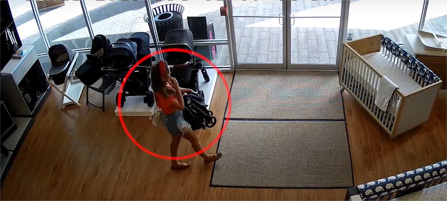 VIDEO | Una mujer hurta una carriola y olvida a su hijo en la tienda