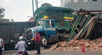 Camión de volteo intenta ganarle el paso a un tren y provoca accidente en ‘Vallejo’