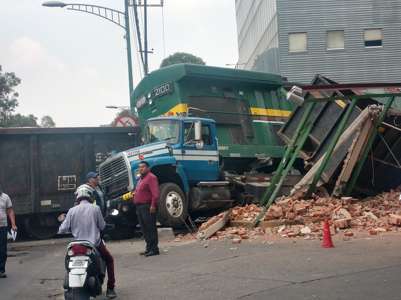 Camión de volteo intenta ganarle el paso a un tren y provoca accidente en ‘Vallejo’