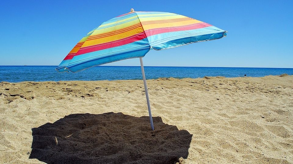 Adolescente es EMPALADO por una sombrilla en la playa, velo por ti mismo
