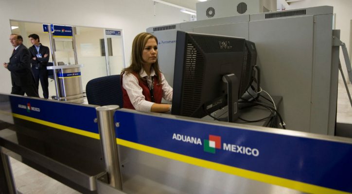 SE LES CAE EL TEATRO: DESCUBREN RED DE CORRUPCIÓN EN ADUANAS DEL AEROPUERTO