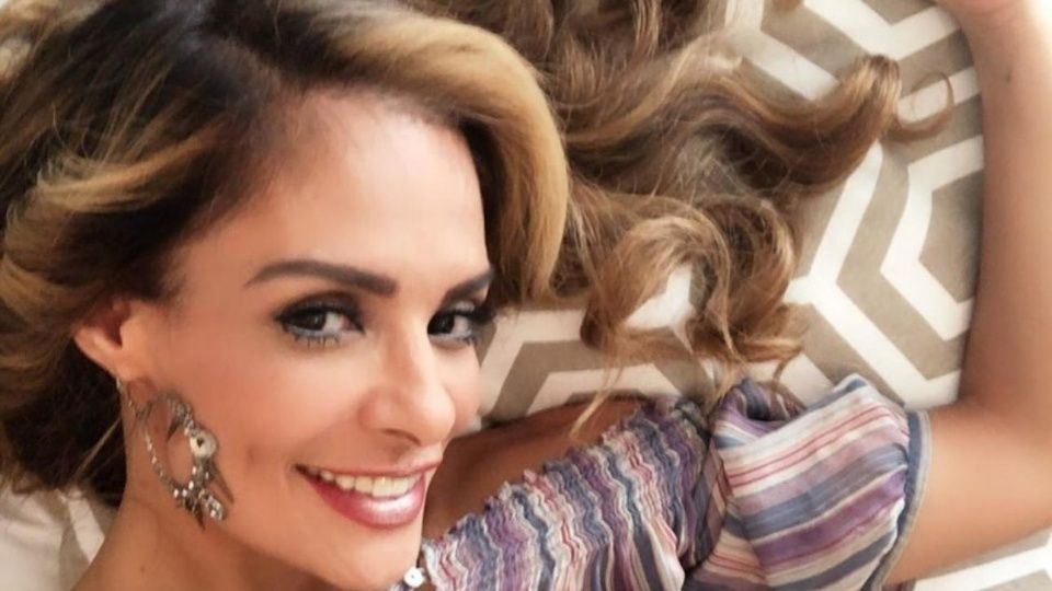 Alma Cero le enseña a Kimberly Flores que ella está más chida en Bikini
