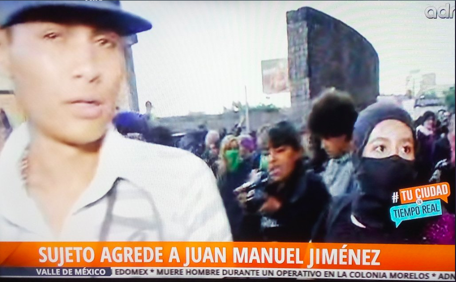 El reportero Juan Manuel Jiménez es golpeado en marcha contra la violencia de genero