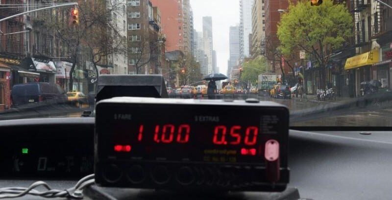 Ya no es con el volumen, alteran el taxímetro con el volante