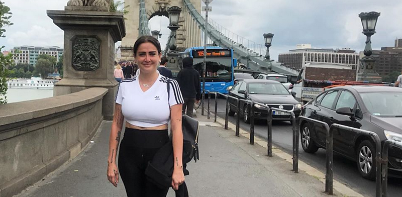 Calienta Celia Lora a extranjeros durante visita a Hungria