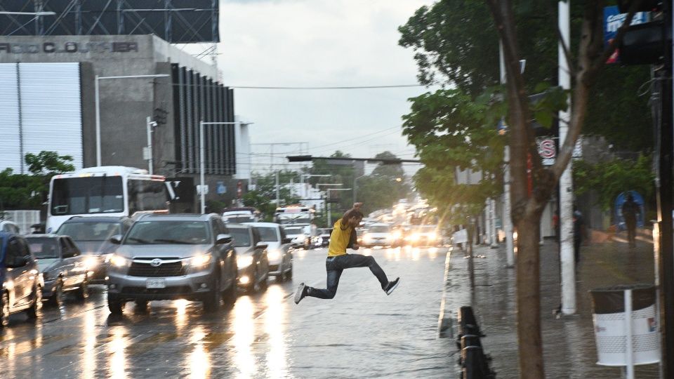 Joven da impresionante salto para no mojarse en la lluvia en Sinaloa