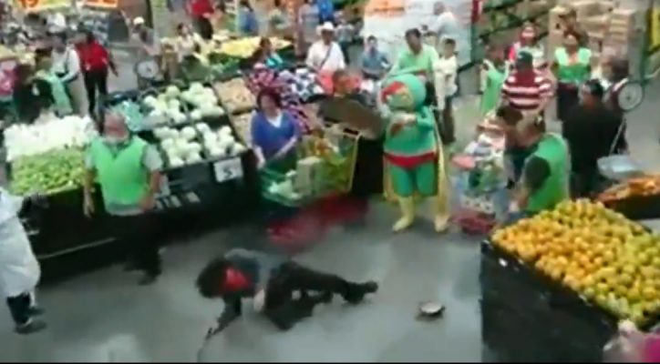 VIDEO | MAMÁ LUCHA DERROTA LADRÓN EN AURRERÁ Y GANA EL CORAZÓN DE LA WEB