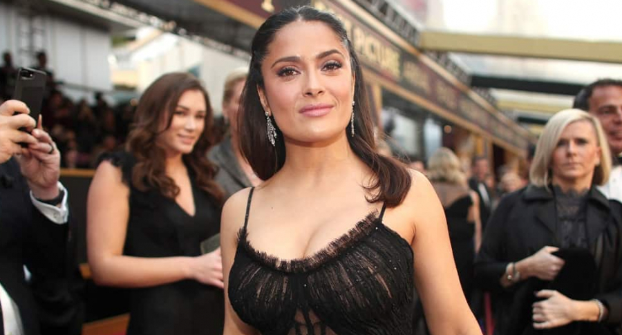 A sus casi 53 años, Salma Hayek exhibe su voluptuosidad en traje de baño