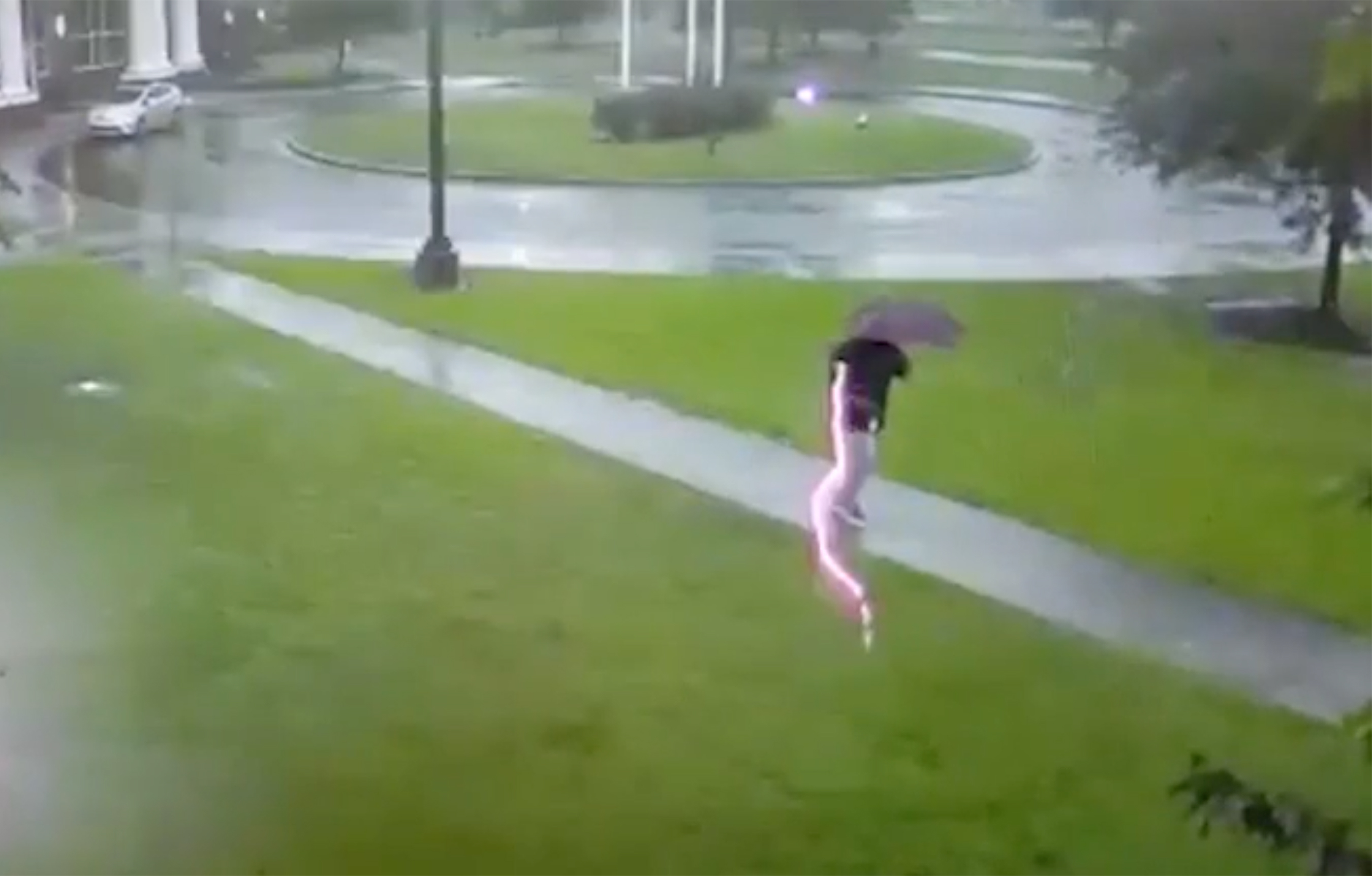 VIDEO | Hombre se salva de ser golpeado por rayo en tormenta eléctrica