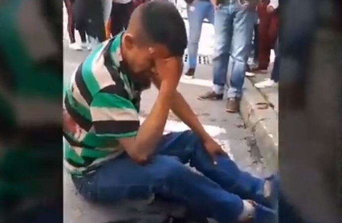 Madres golpean a presunto ladrón que intentó asaltar a sus hijos
