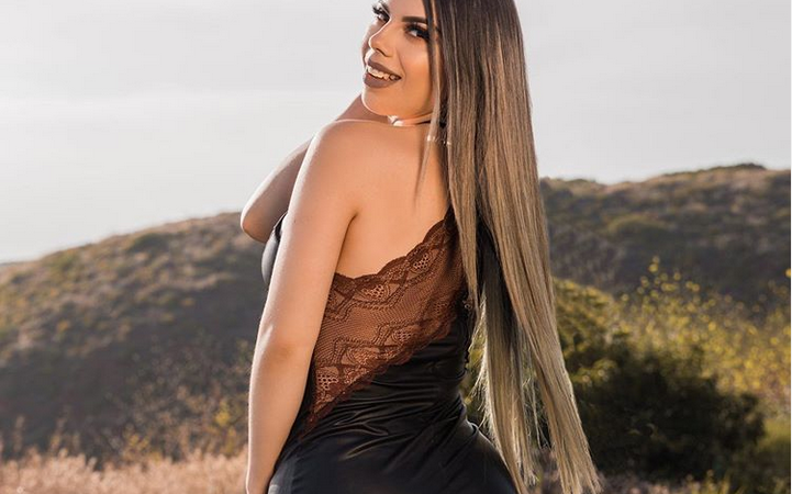 Así presume Lizbeth Rodriguez en ajustado y corto vestido negro