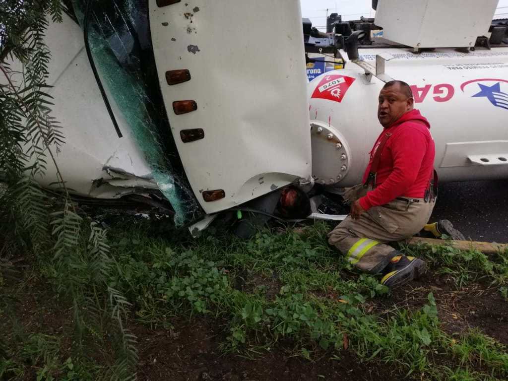 Sí falleció el conductor hoy de Pipa volcada en la Lecheria-Texcoco