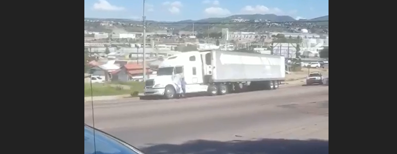 No le puso freno al trailer y se le fue; así quedo grabado