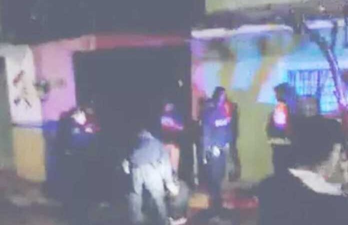 Intenta llevarse a una mujer pero es salvada por sus vecinos en Ecatepec