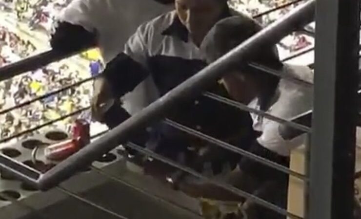 Vendedores rebajan cerveza con agua en el Estadio Azteca