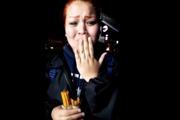 VIDEO | Le piden matrimonio mientras se comía unos churros con cajeta