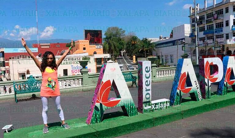 Se roban ‘X’ en letrero de Xalapa; visitantes aprovechan para tomarse foto