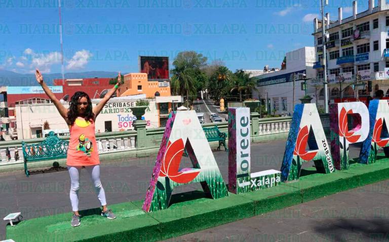 Se roban ‘X’ en letrero de Xalapa; visitantes aprovechan para tomarse foto