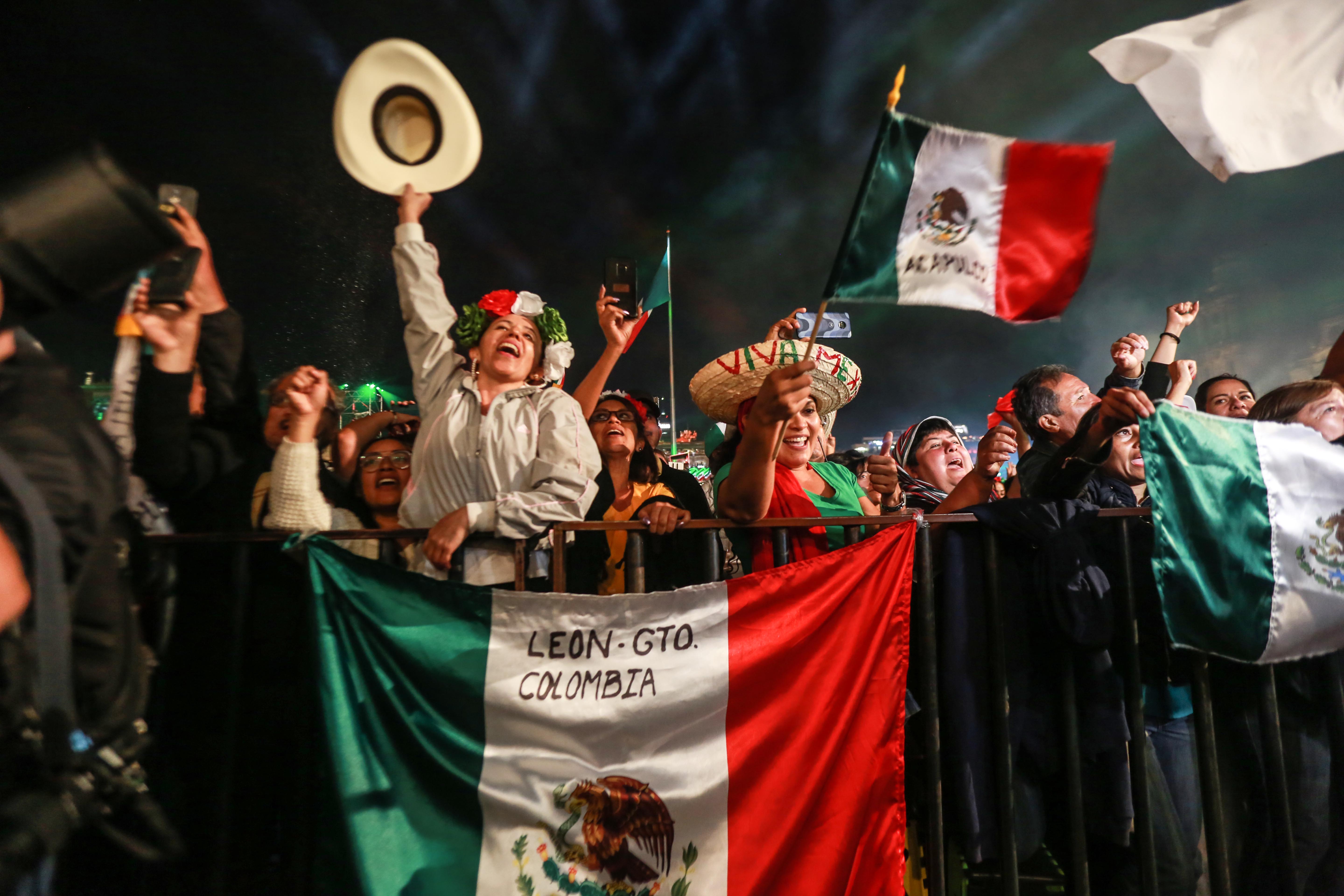 AMLO da su primer grito en el Zócalo y el pueblo lo apoya así; “Sí se pudo” y “No estás solo”