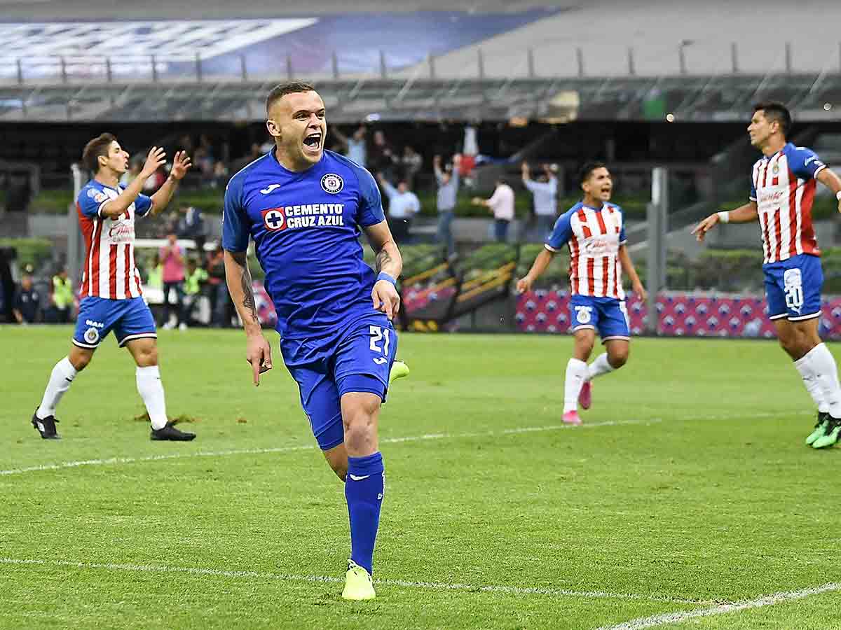 CRUZ AZUL y CHIVAS se acarician en el Azteca