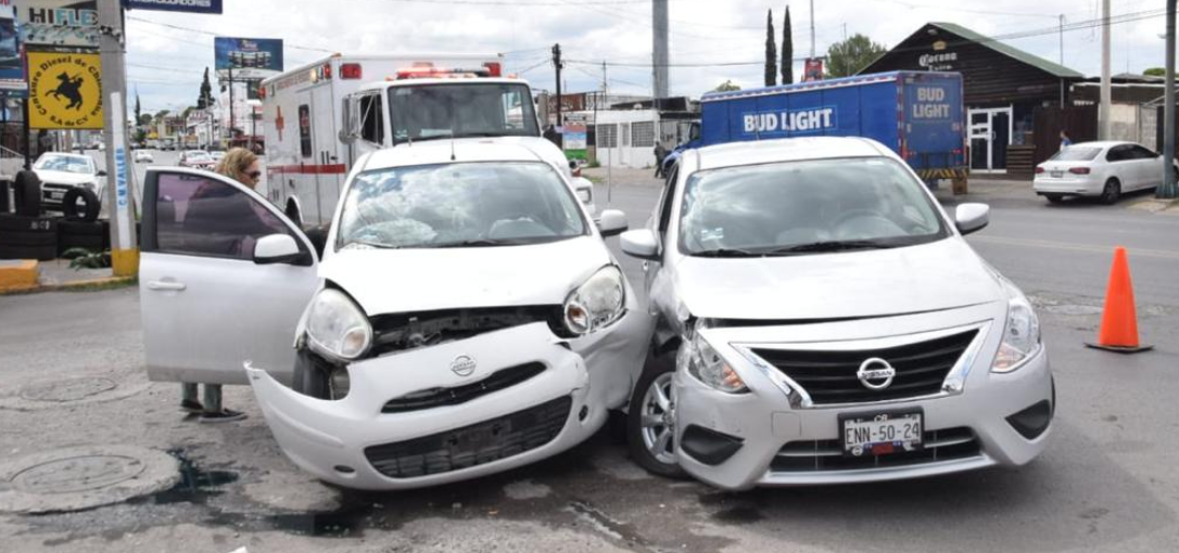 Choque entre Nissan demuestra vehículos poco resistentes, March y Versa involucrados