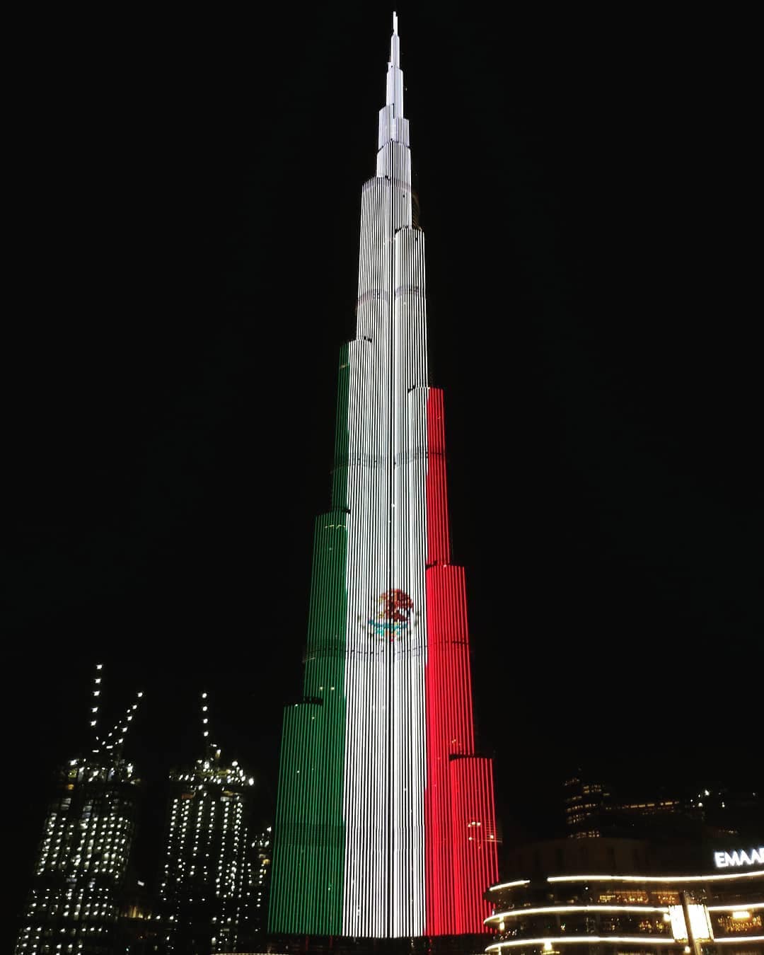 Con la bandera de México se ilumino el Burj Khalifa, el edificio mas alto del planeta