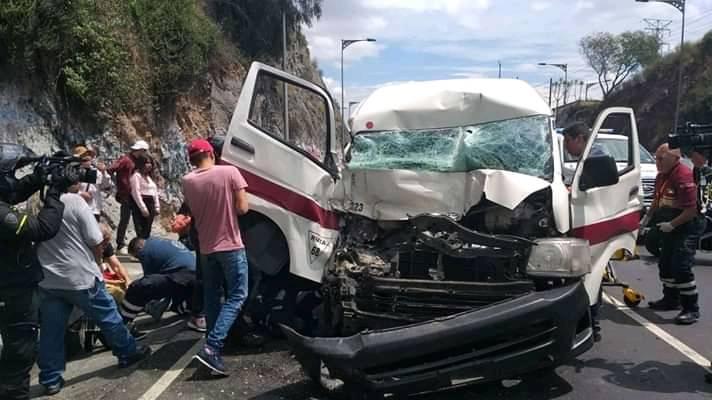 Fuerte accidente en Indios Verdes a la altura de “Artesanías” heridos y prensados