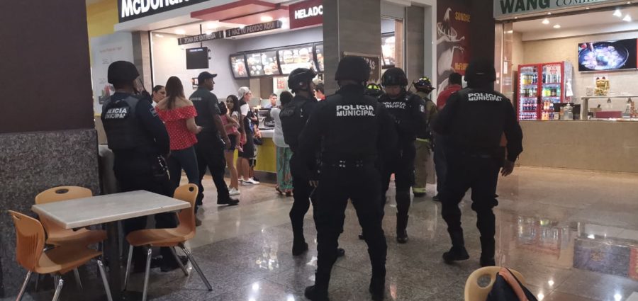 Desalojan Plaza Las Américas por amenaza de bomba