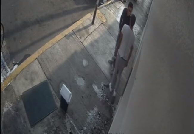 Ladron apuñala a joven para quitarle el celular… posteriormente lo avienta al piso