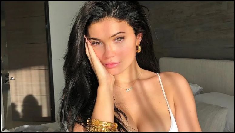 Kylie Jenner presume su trasero en entallado traje amarillo