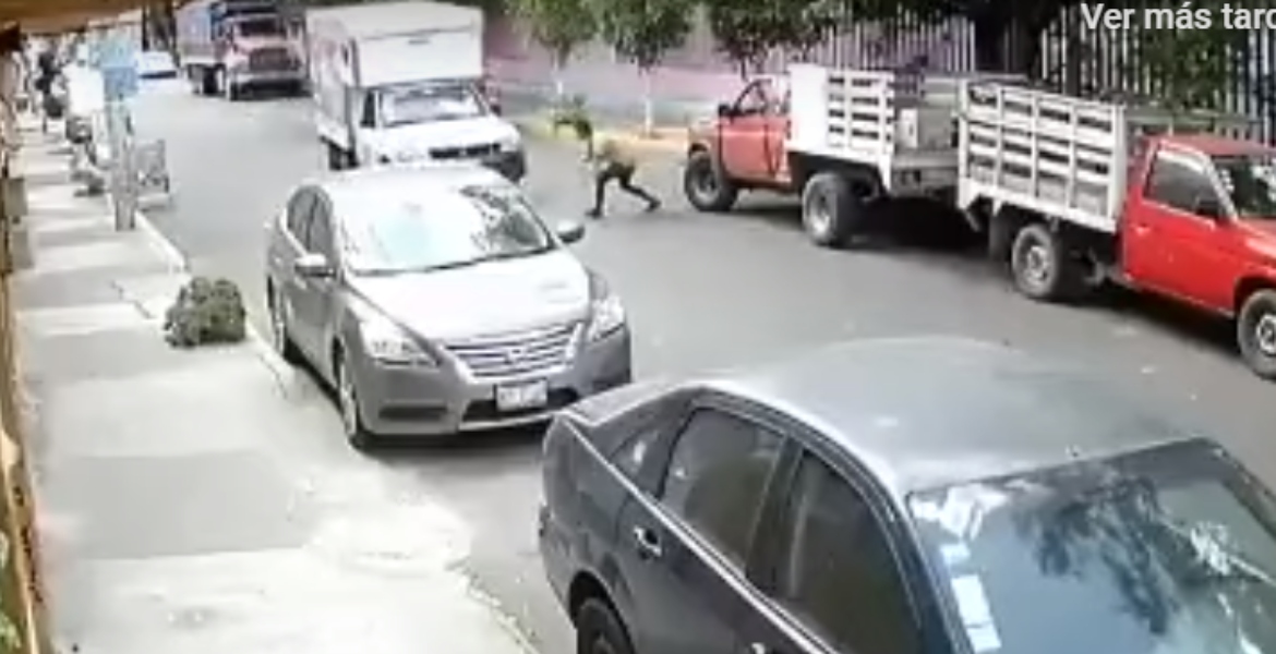 VIDEO | Sujeto finge ser atropellado; nuevo método de extorsión en la CDMX