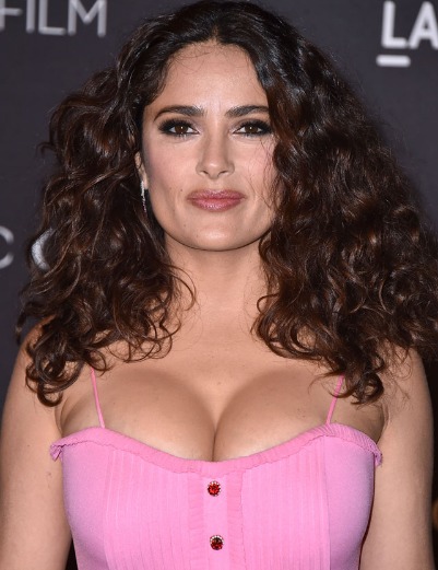 Impactantes curvas de Salma Hayek en bikini a sus 53 años