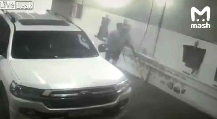 VIDEO | Lavacarros muere electrocutado mientras lavaba una camioneta