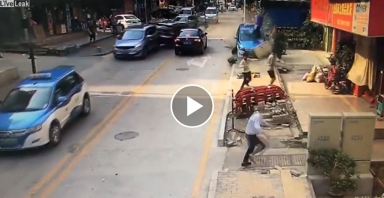 VIDEO | Taxi fuera de control deja paralizado a un niño tras arrollarlo