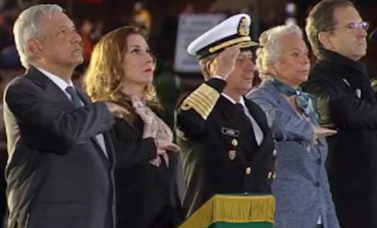 AMLO IZA BANDERA EN MEMORIA DE LAS VÍCTIMAS DEL SISMO DE 1985 y 2017