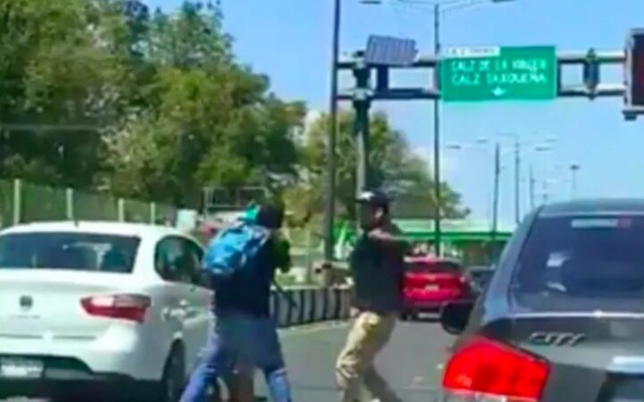 VÍDEO | CONDUCTORES DE MICROBÚS ATROPELLAN, GOLPEAN Y ROBAN A CICLISTA EN LA CDMX