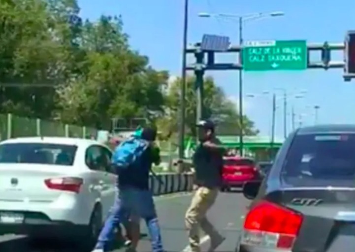 VÍDEO | CONDUCTORES DE MICROBÚS ATROPELLAN, GOLPEAN Y ROBAN A CICLISTA EN LA CDMX