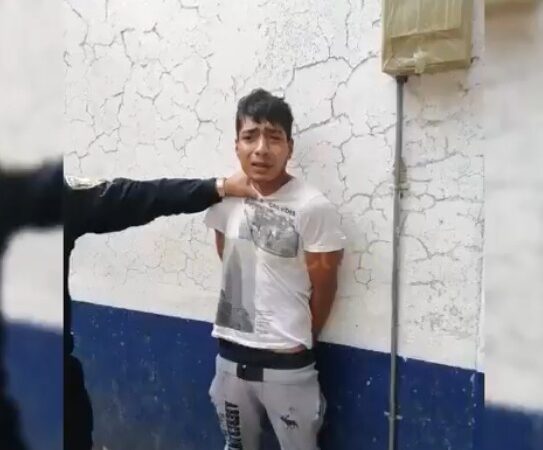 Ladrón que apuñaló a otro para robarle un celular es detenido por la policía. Se puso a chillar