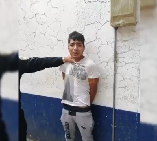 Ladrón que apuñaló a otro para robarle un celular es detenido por la policía. Se puso a chillar