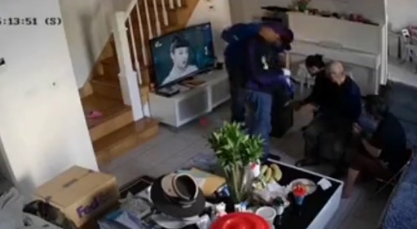 VIDEO | Repartidor de FedEx amordaza a familia y les roba todo