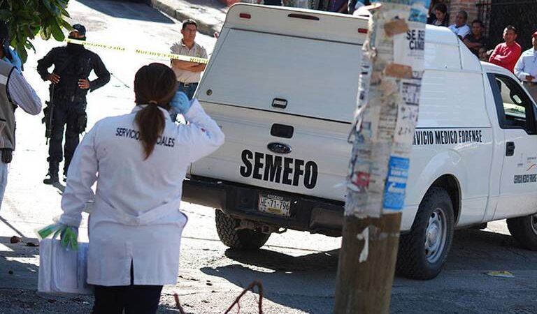 Se recargó en un poste de luz y sufrió insoportable descarga eléctrica; ahí quedo