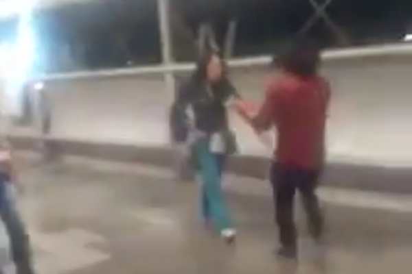 Mujer y hombre se pelean a puño limpio en el metro