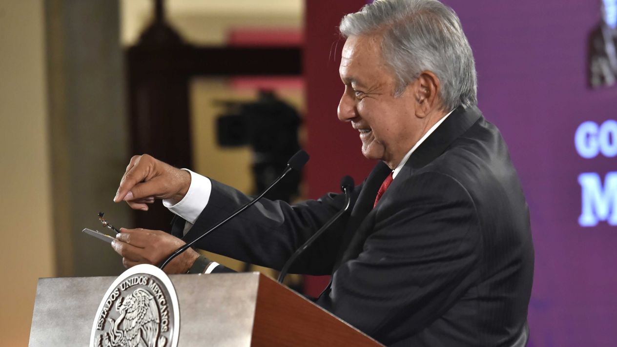 Muestra AMLO cámara con la que espiaban en Palacio Nacional