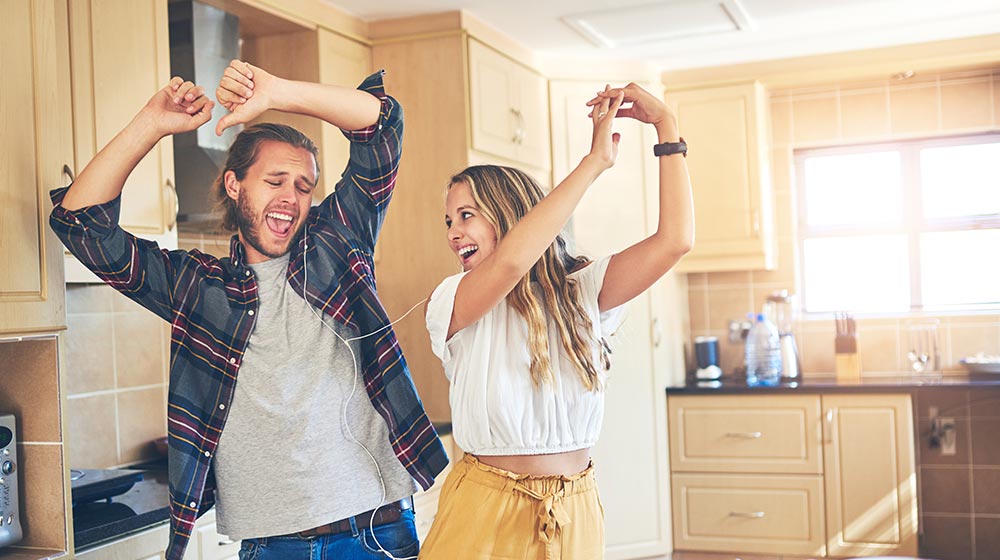 Chécate todos los beneficios de escuchar MÚSICA mientras COCINAS